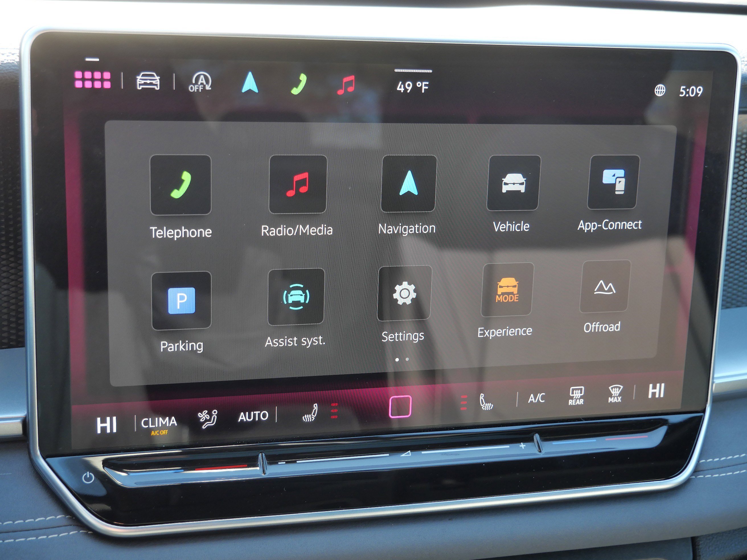 Certified 2025 Volkswagen Tiguan SE R-Line image 30