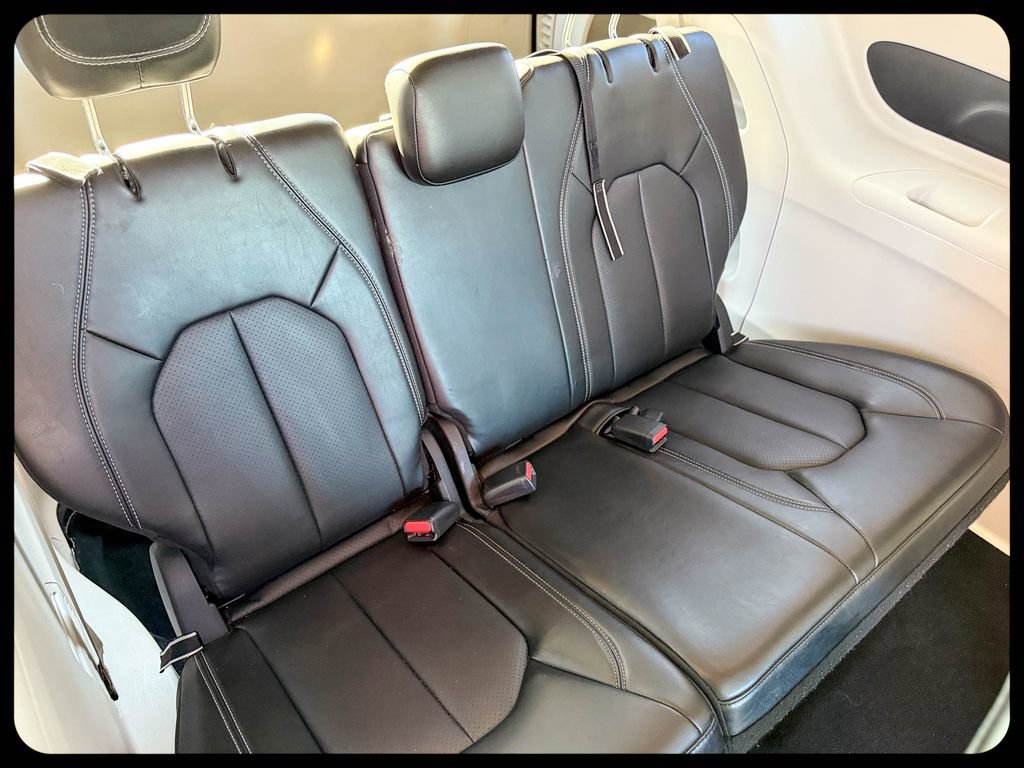 Used 2024 Chrysler Pacifica Touring-L image 22
