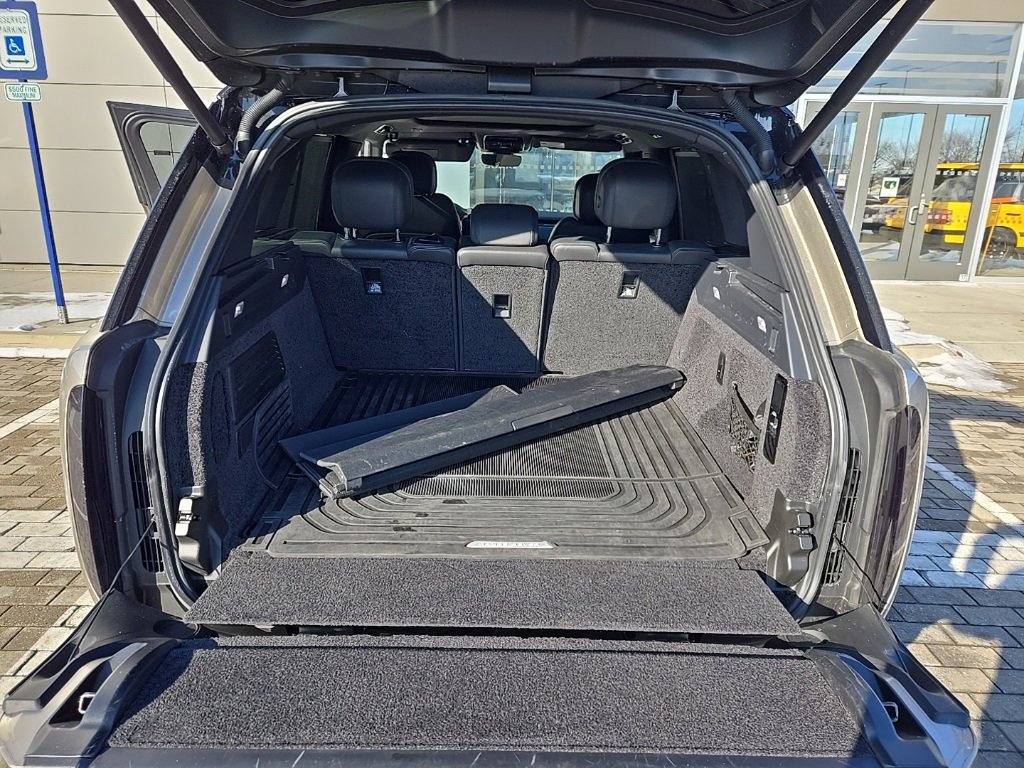 Certified 2024 Land Rover Range Rover SE image 18