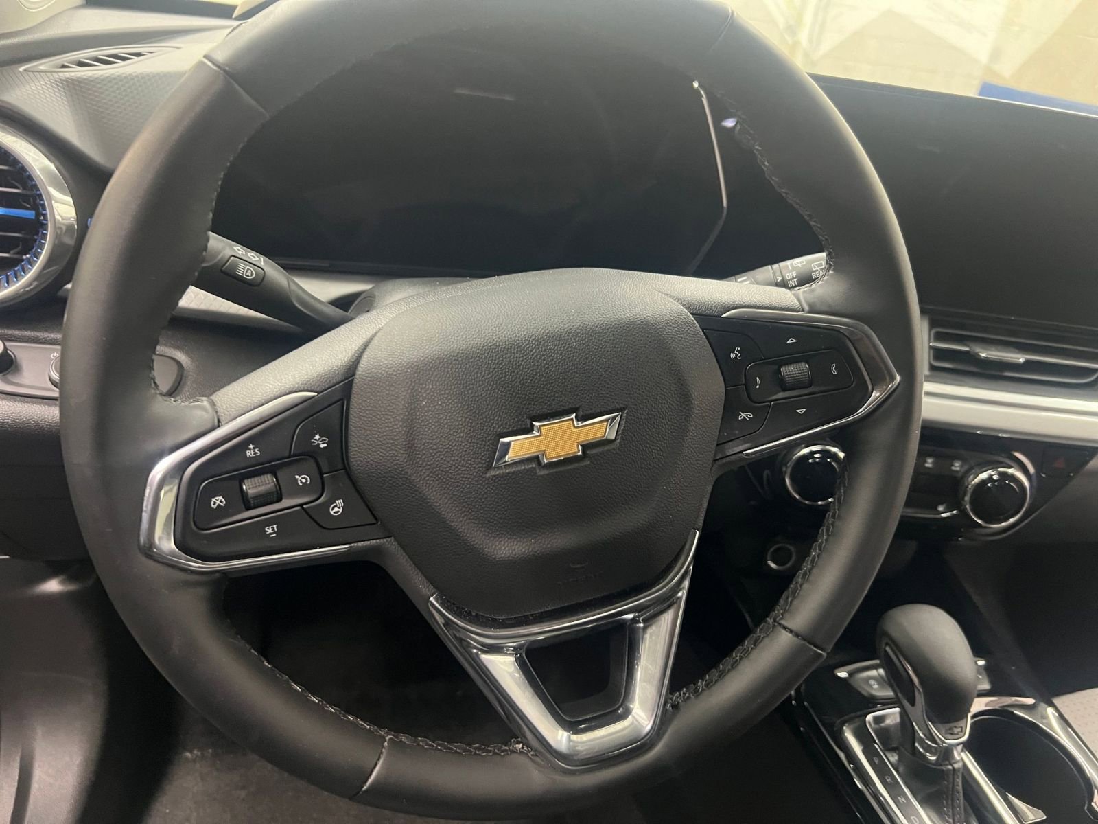 Used 2025 Chevrolet Trax LT FWD image 24