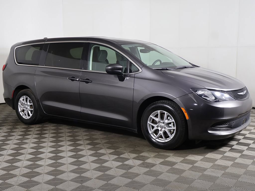 Used 2023 Chrysler Voyager LX image 10
