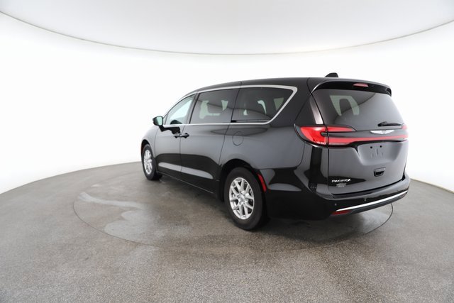 Used 2024 Chrysler Pacifica Touring-L image 11