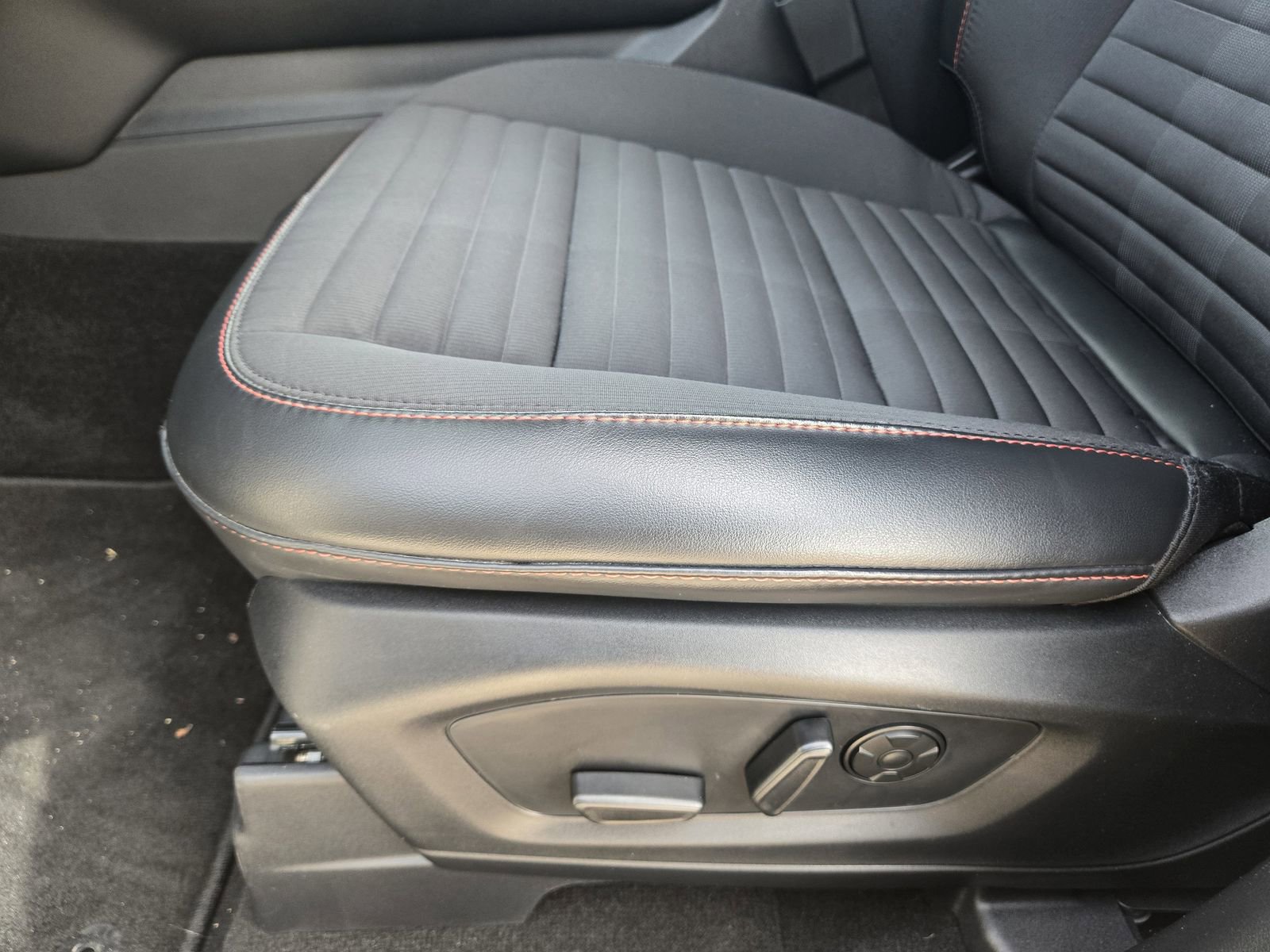 Used 2025 Ford Explorer ST-Line w/ Premium Package image 27