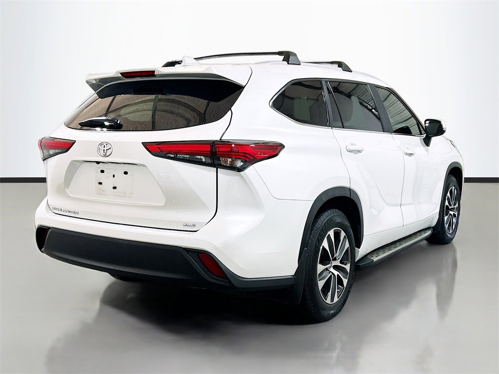 Used 2023 Toyota Highlander XLE image 4
