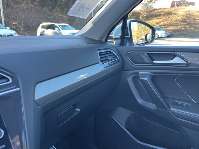 Used 2024 Volkswagen Tiguan SE image 28