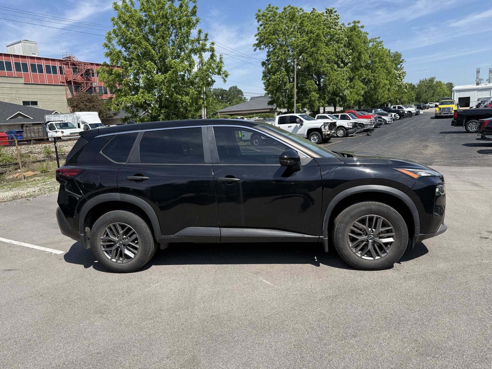 Used 2022 Nissan Rogue S FWD image 2
