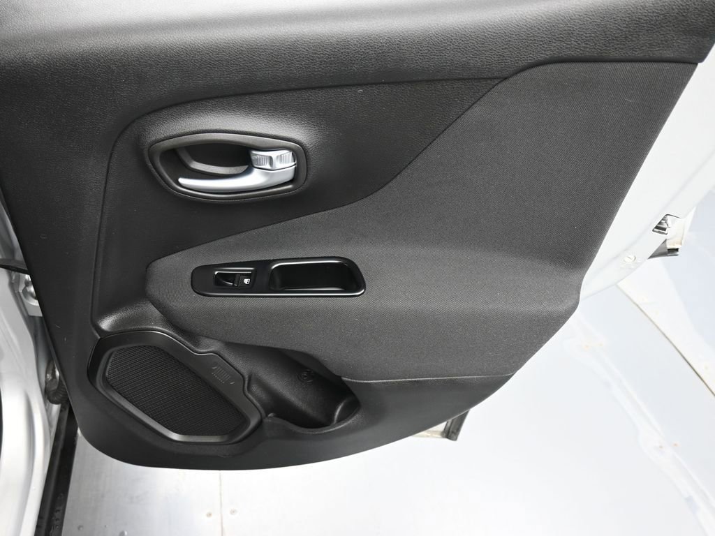 Certified 2020 Jeep Renegade Latitude w/ Cold Weather Group image 16