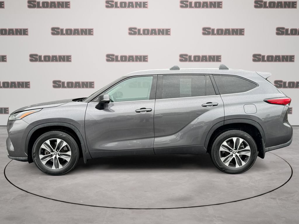 Used 2021 Toyota Highlander XLE AWD/4WD image 2