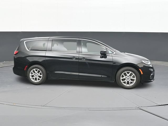 Used 2024 Chrysler Pacifica Touring FWD image 17