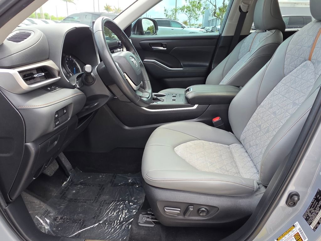 Used 2023 Toyota Highlander Bronze Edition image 25
