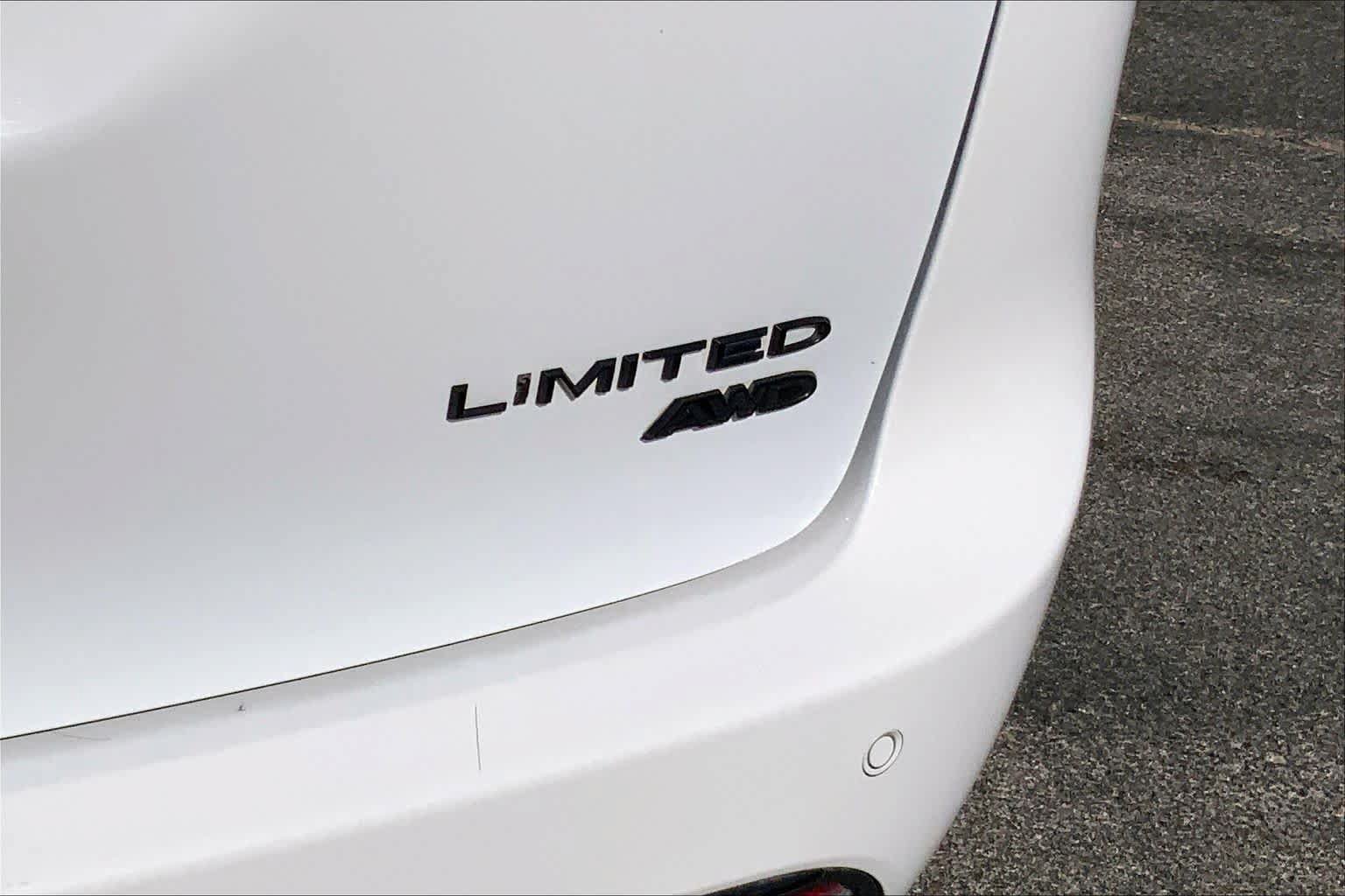 Used 2022 Chrysler Pacifica Limited w/ Uconnect Theater Family Group AWD/4WD image 10