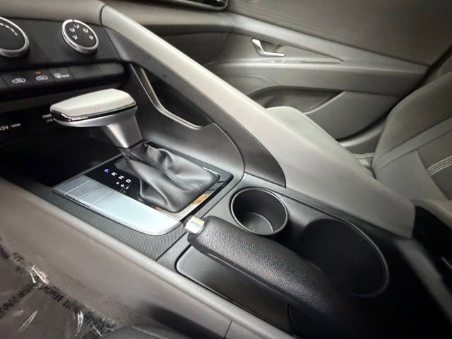 Used 2023 Hyundai Elantra SE FWD image 19