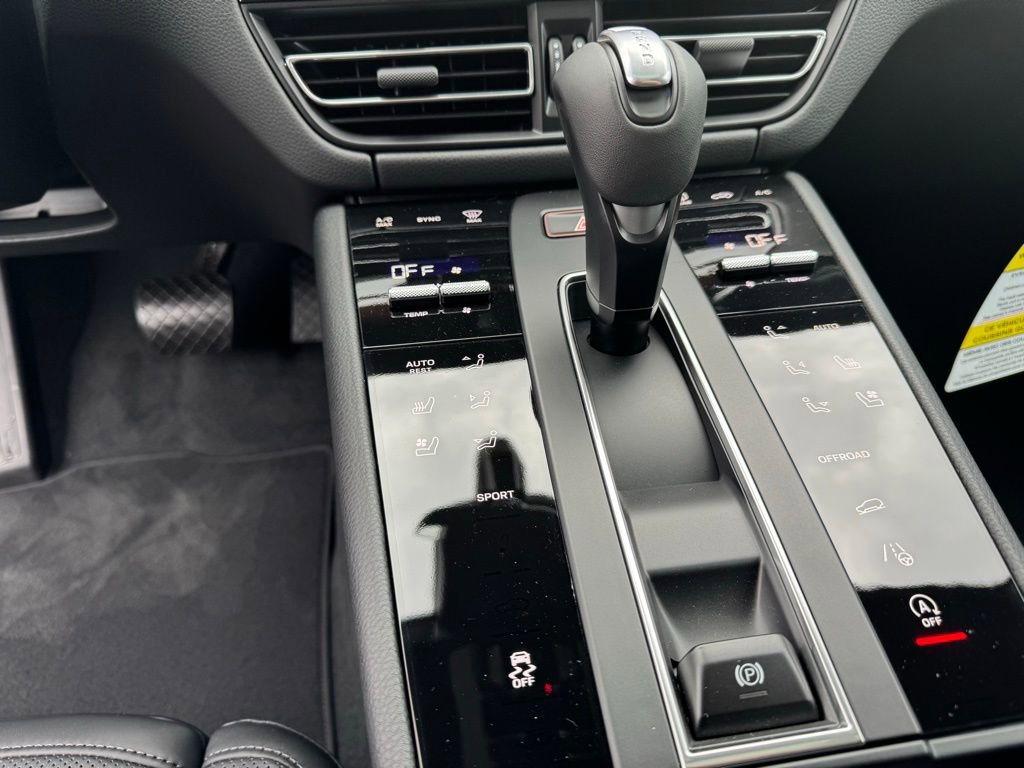 Used 2024 Porsche Macan image 25