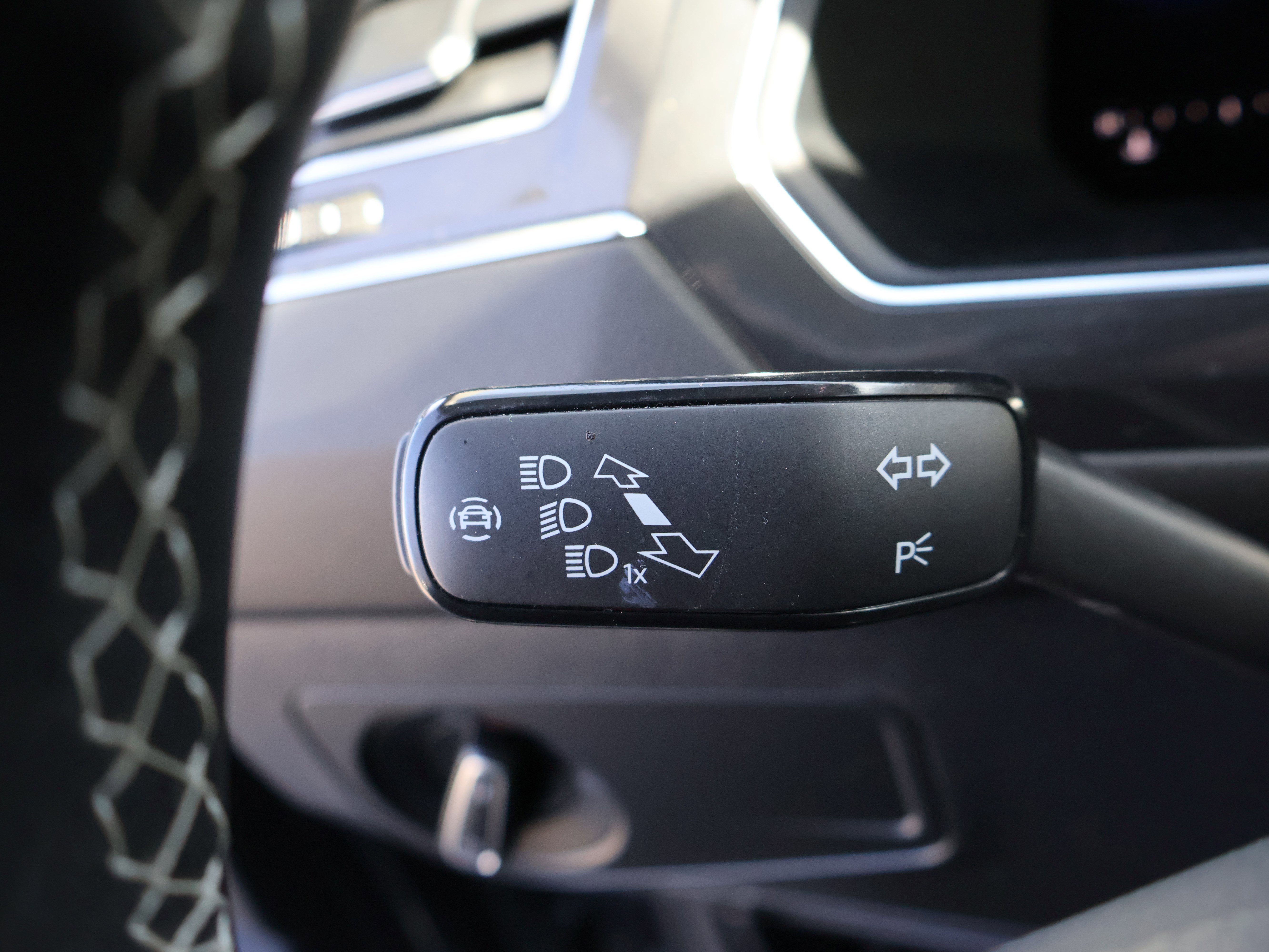 Used 2023 Volkswagen Tiguan SE w/ Panoramic Sunroof Package image 31