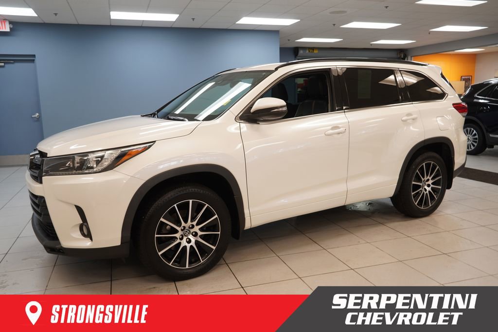 Used 2018 Toyota Highlander SE image 1
