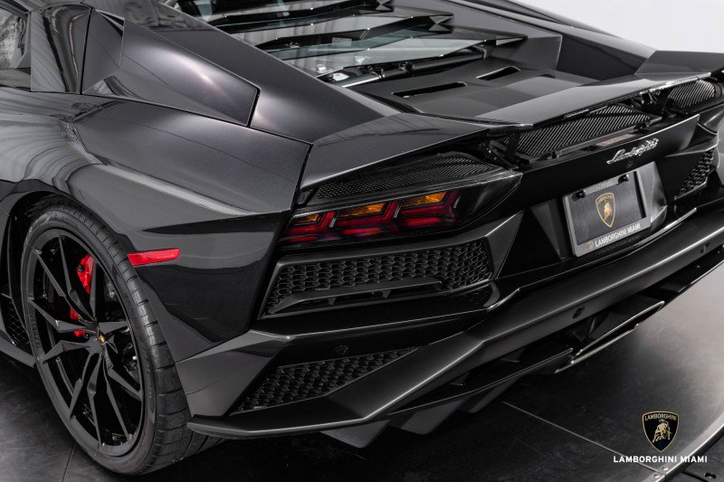 Used 2018 Lamborghini Aventador S image 28