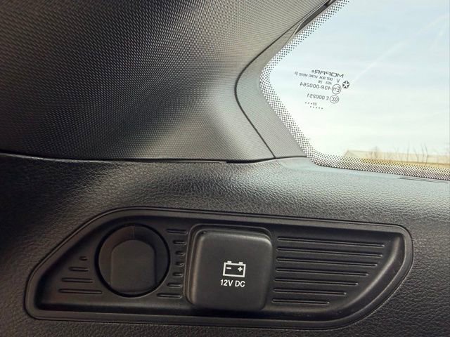 Used 2023 Jeep Grand Cherokee Altitude image 34