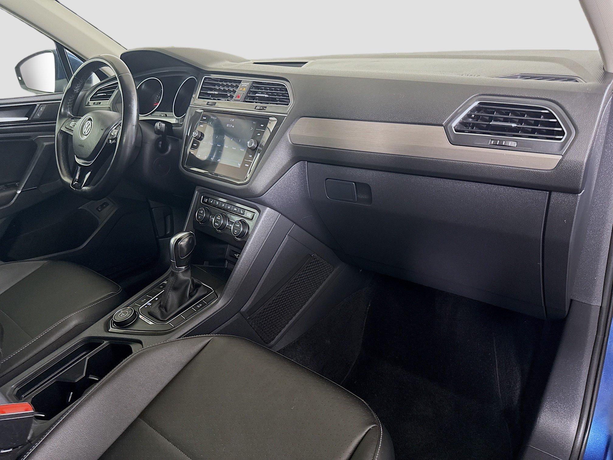 Used 2018 Volkswagen Tiguan SEL AWD/4WD image 30