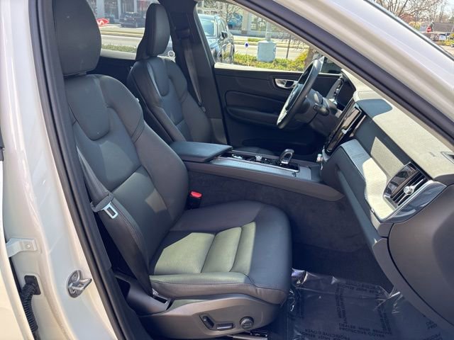 Used 2025 Volvo XC60 B5 Plus image 15