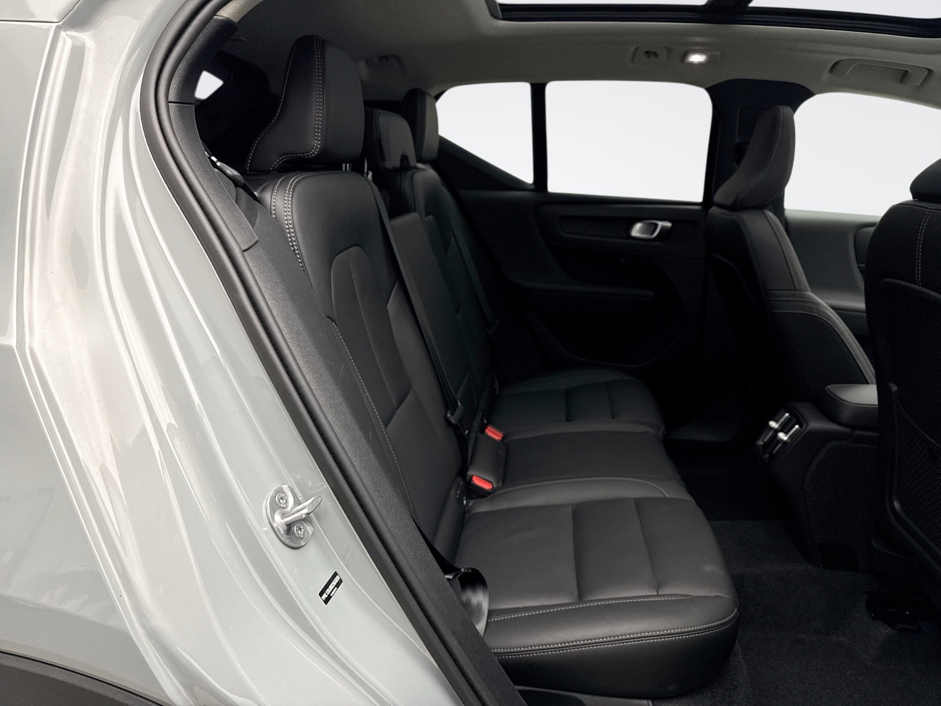 Used 2025 Volvo XC40 B5 Core image 20