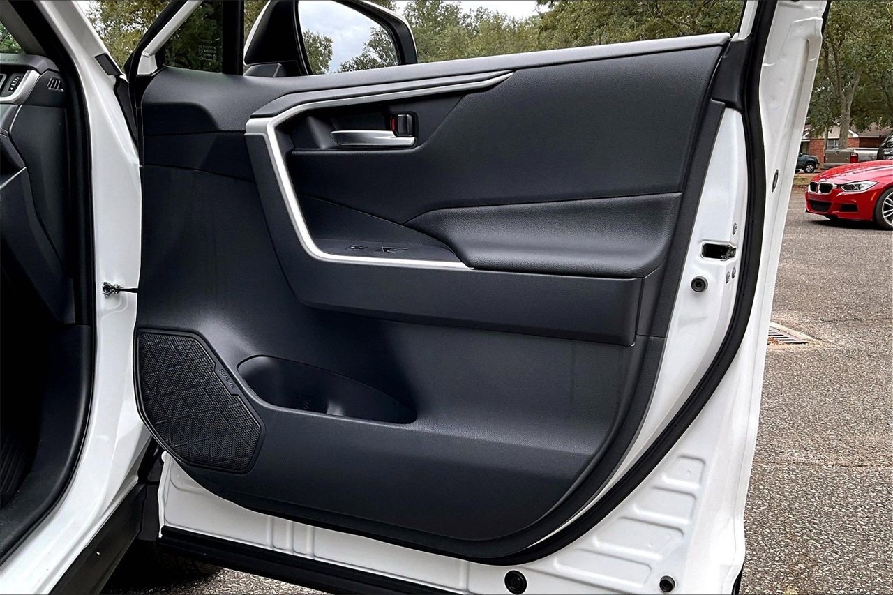 Used 2025 Toyota RAV4 XLE image 25