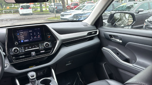 Used 2023 Toyota Highlander XLE FWD image 16
