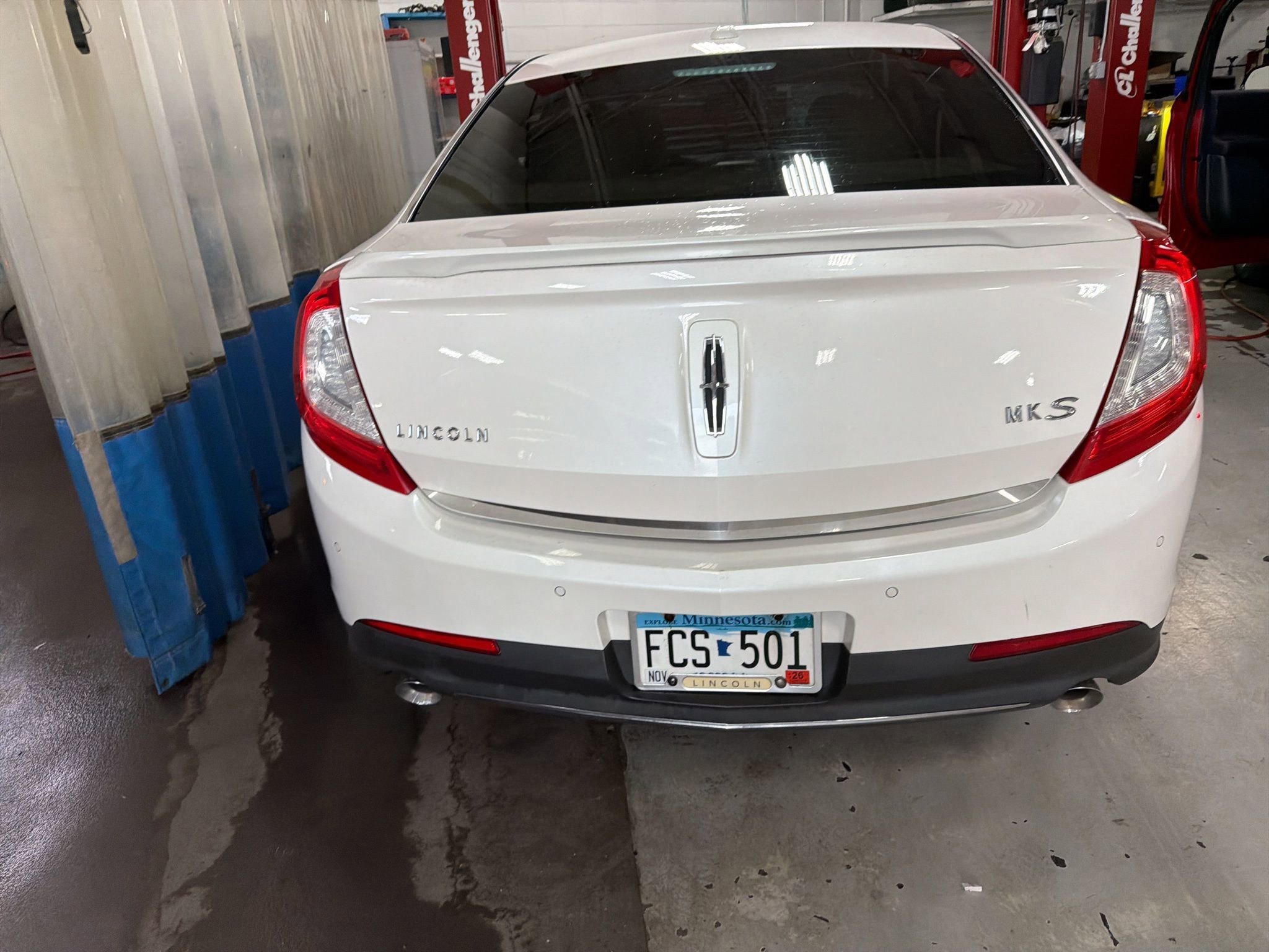 Used 2013 Lincoln MKS image 9