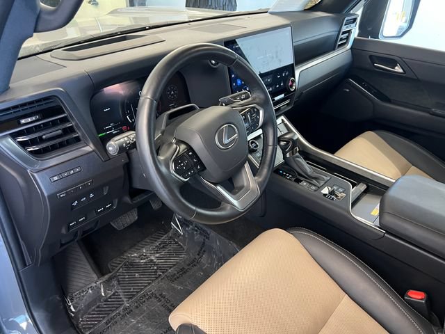 Used 2025 Lexus GX 550 w/ Accessory Package (32) AWD/4WD image 26
