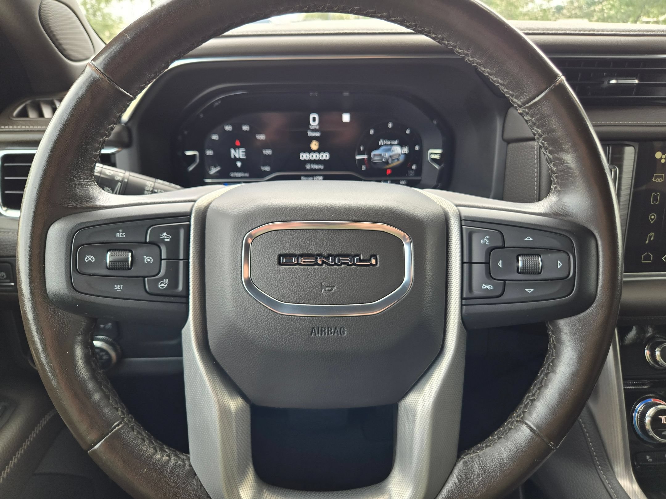 Used 2022 GMC Yukon XL Denali AWD/4WD image 11