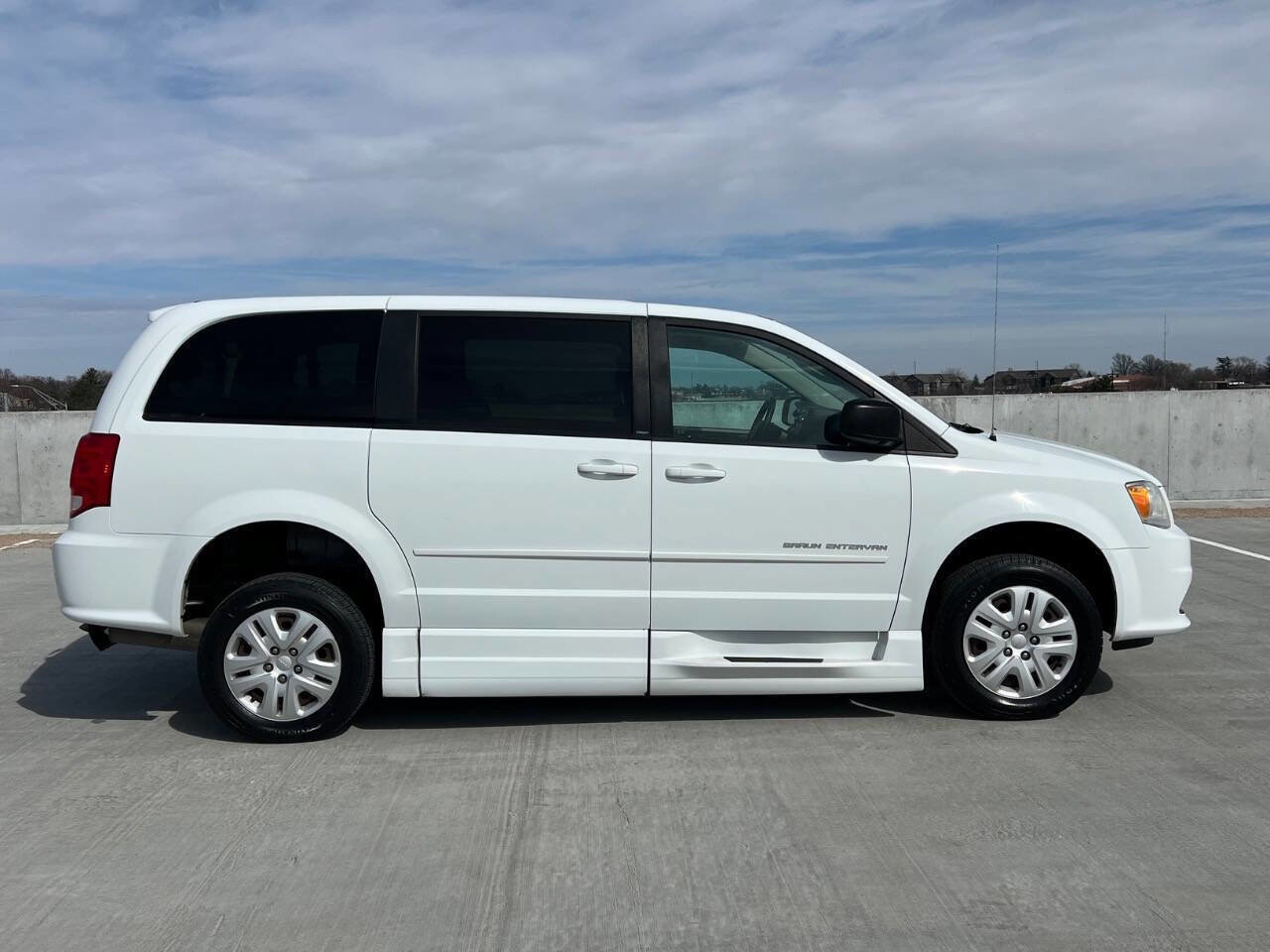 Used 2014 Dodge Grand Caravan SE w/ Quick Order Package 29E SE FWD image 3