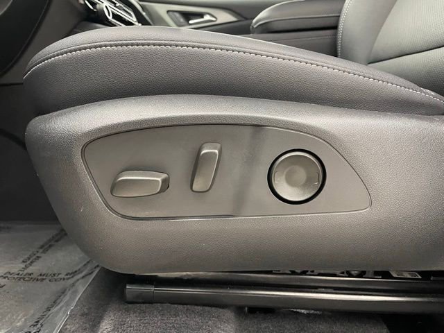 Used 2025 Chevrolet Traverse LT image 9