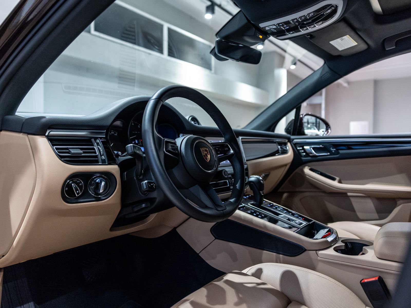 Certified 2024 Porsche Macan AWD/4WD image 4