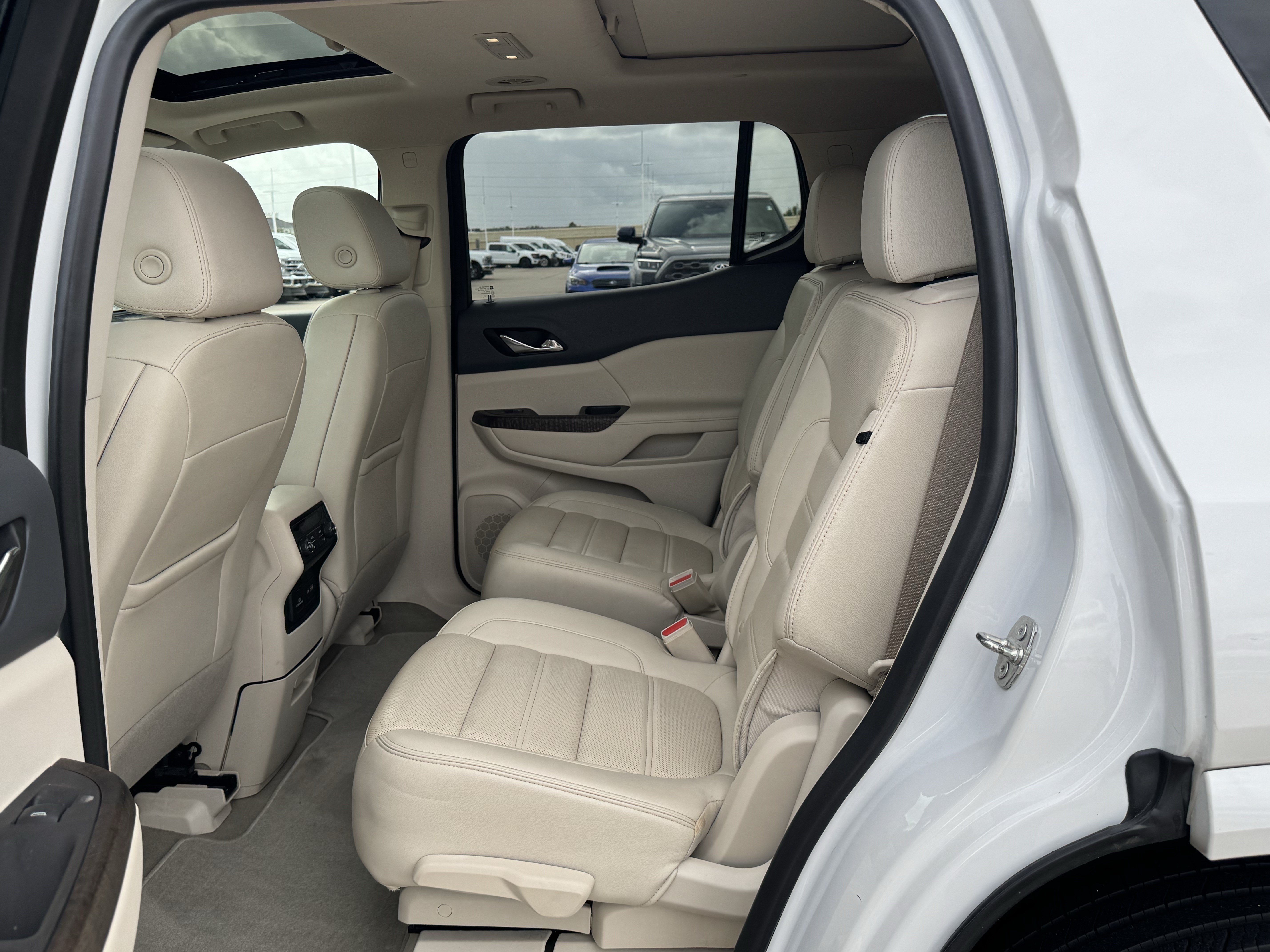 Used 2022 GMC Acadia Denali w/ Denali Ultimate Package FWD image 21