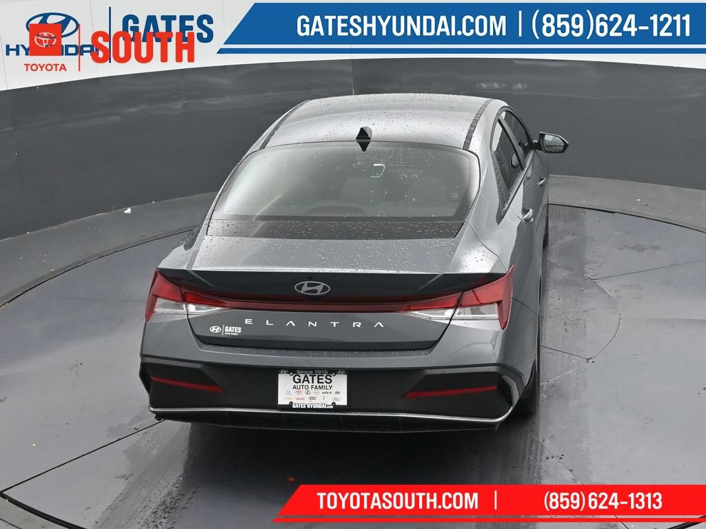 Used 2025 Hyundai Elantra SE FWD image 39