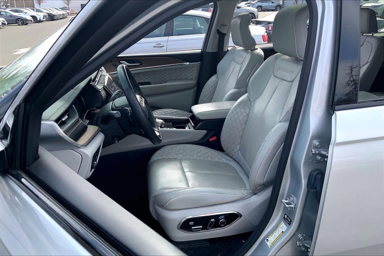 Used 2023 Jeep Grand Cherokee L Summit w/ Luxury Tech Group V image 8