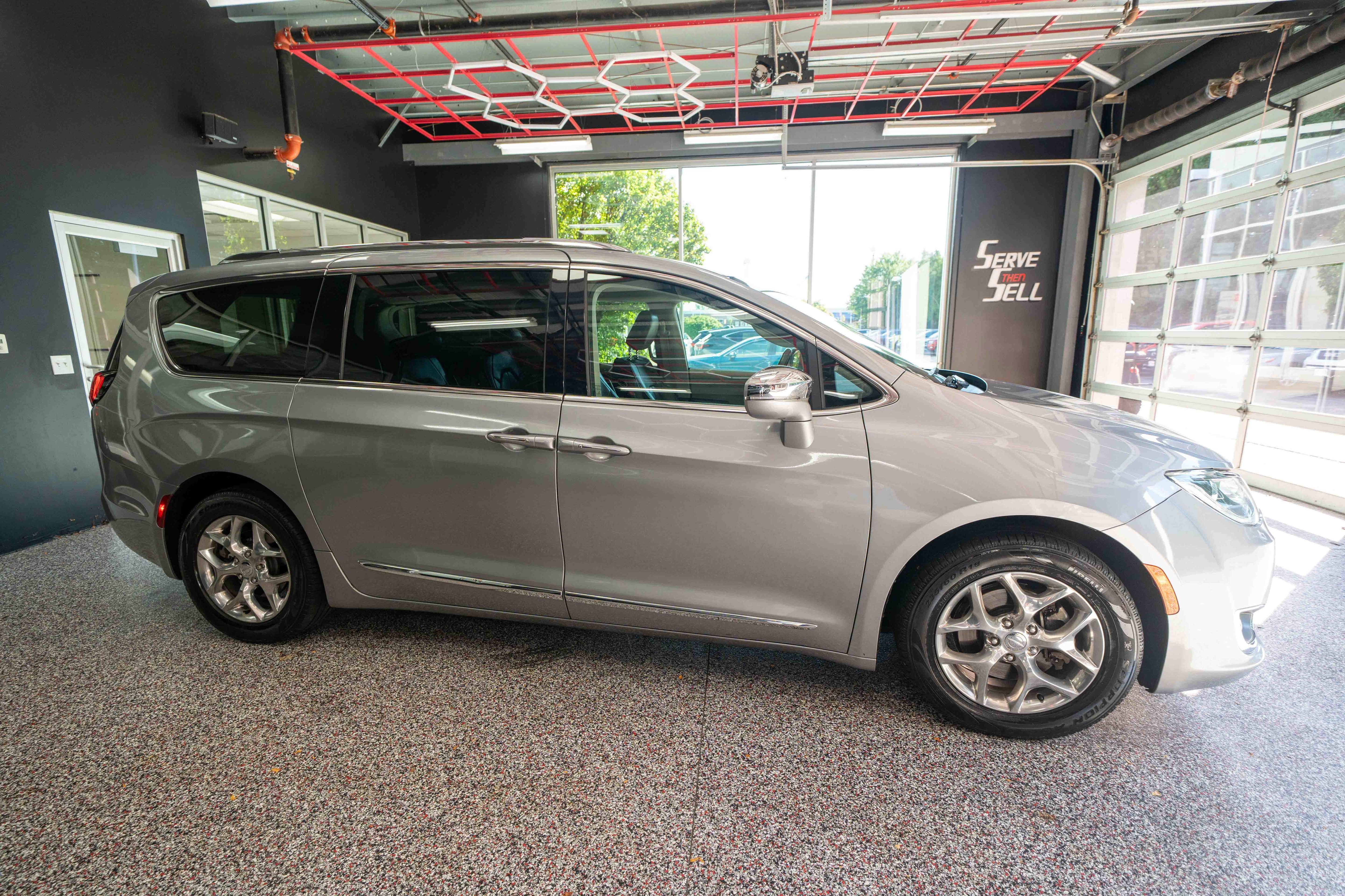 Used 2018 Chrysler Pacifica Limited FWD image 5