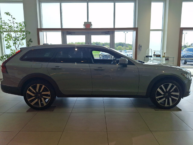Used 2024 Volvo V90 B6 Cross Country Ultimate AWD/4WD image 6