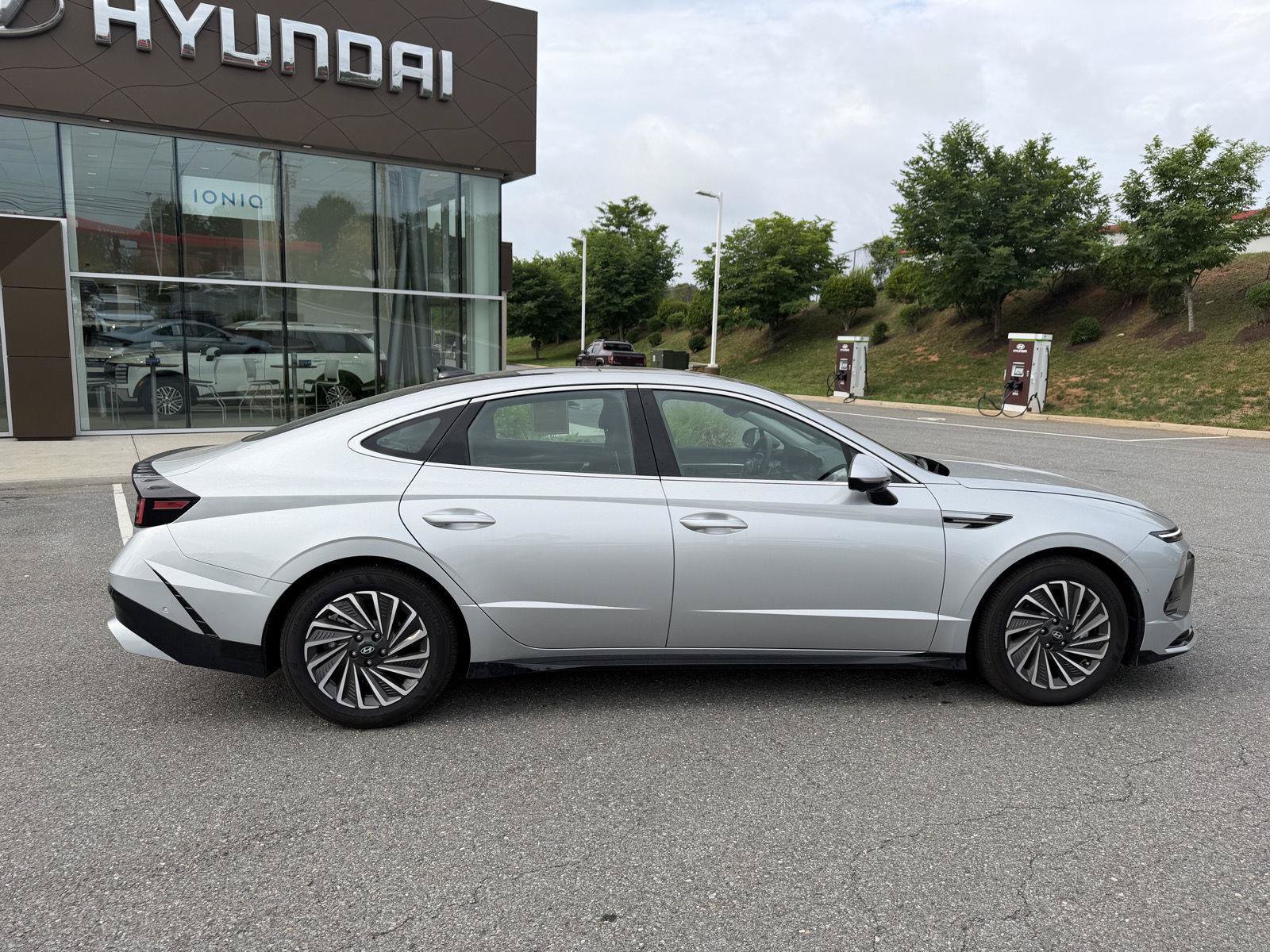 Certified 2025 Hyundai Sonata Limited FWD image 13