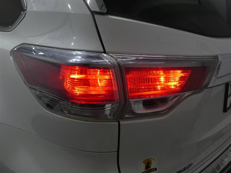 Used 2015 Toyota Highlander Limited Platinum image 16