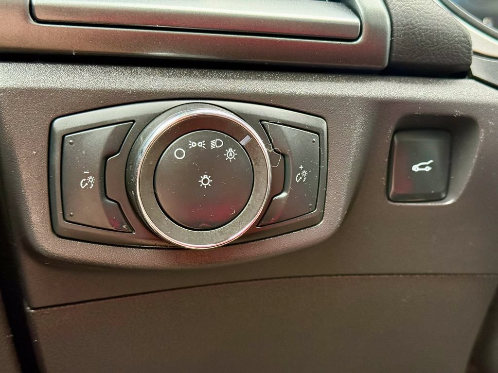 Used 2015 Ford Fusion SE FWD image 26