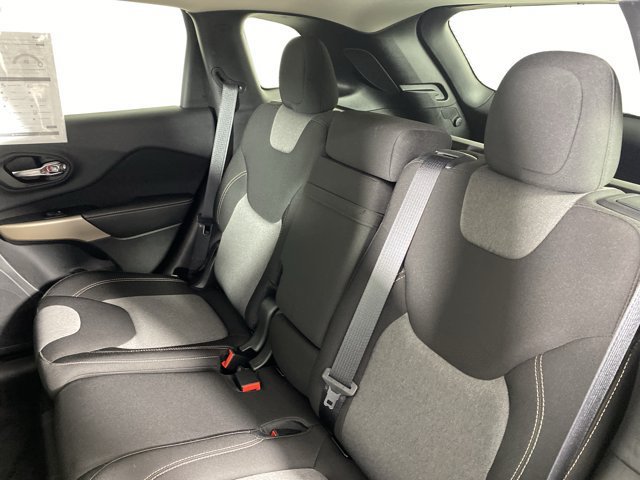 Used 2018 Jeep Cherokee Latitude w/ Safety Group AWD/4WD image 31