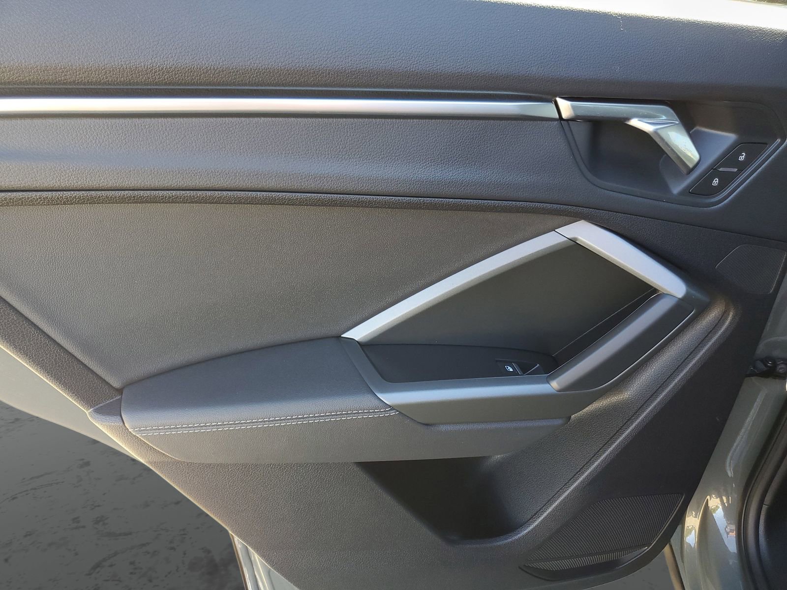 Used 2025 Audi Q3 2.0T Premium w/ Convenience Package image 16