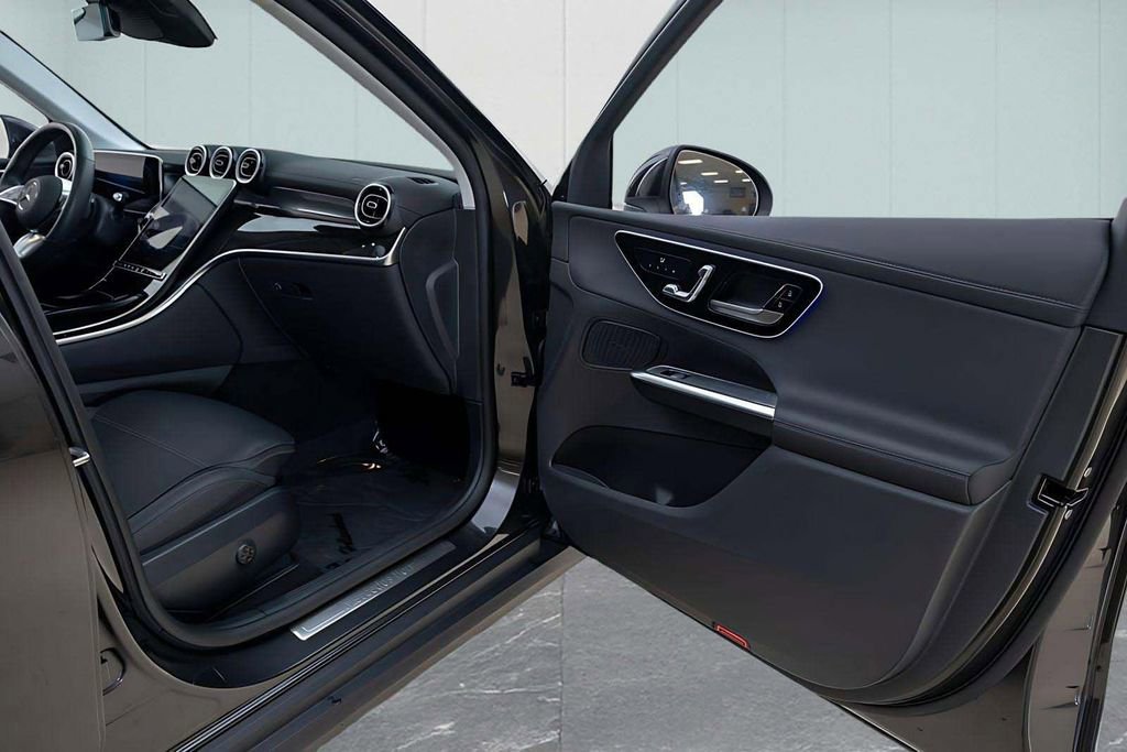 Used 2025 Mercedes-Benz GLC 350e 4MATIC w/ Driver Assistance Package image 31