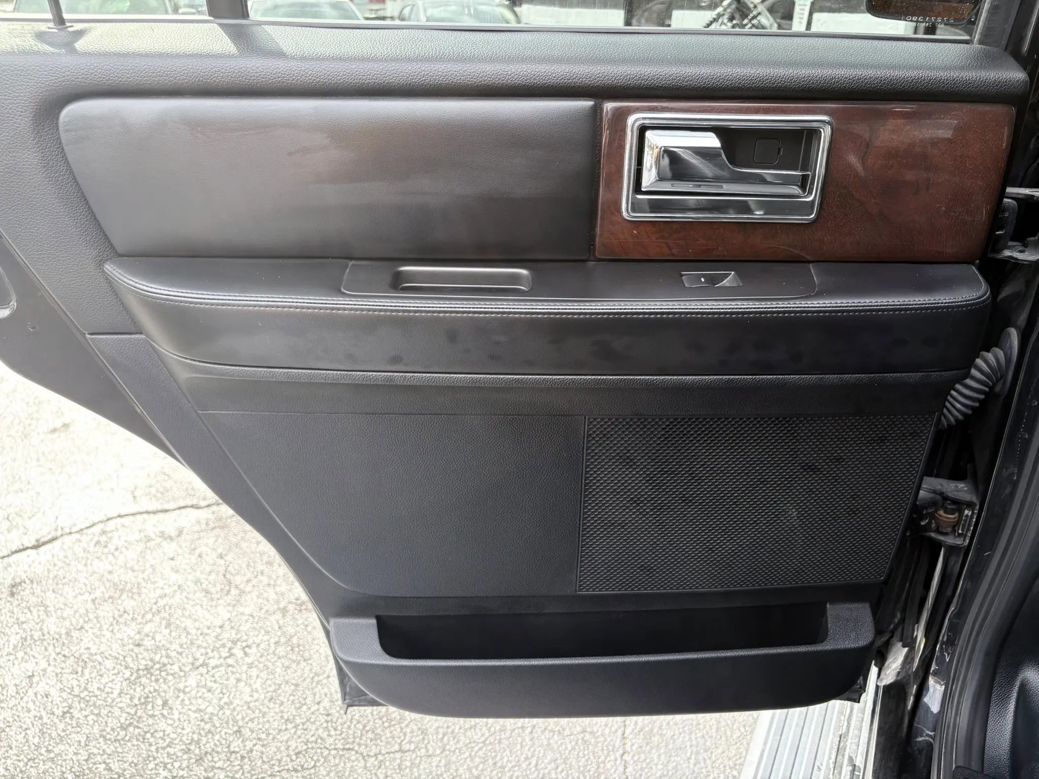 Used 2016 Lincoln Navigator Select image 13