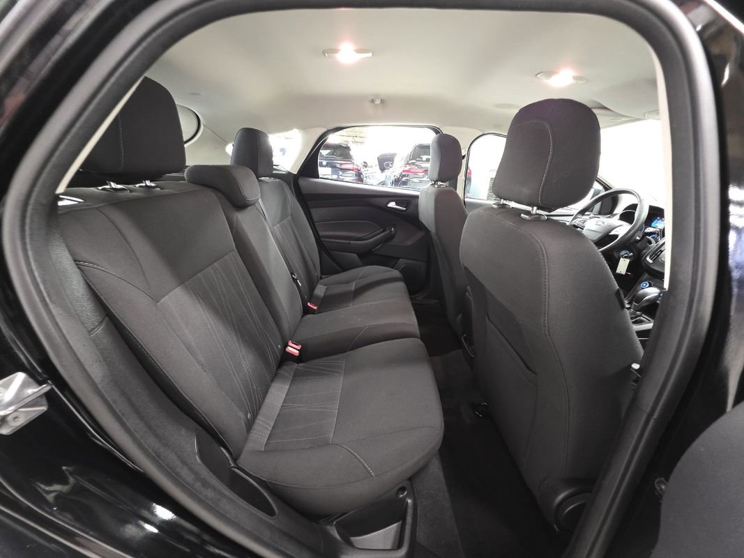 Used 2018 Ford Focus SE w/ Cold Weather Package FWD image 11