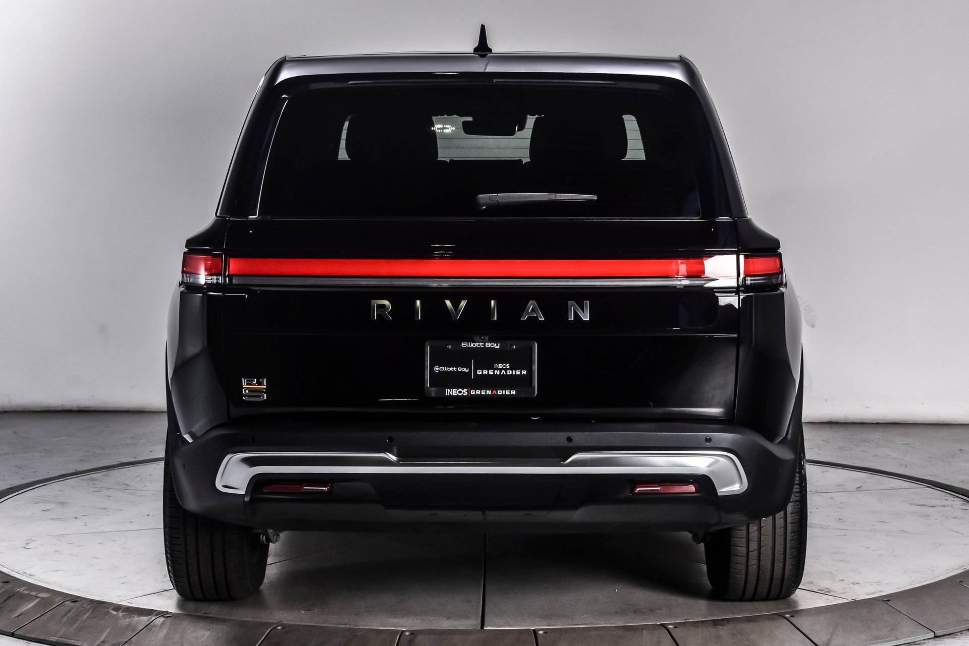 Used 2024 Rivian R1S Adventure AWD/4WD image 5