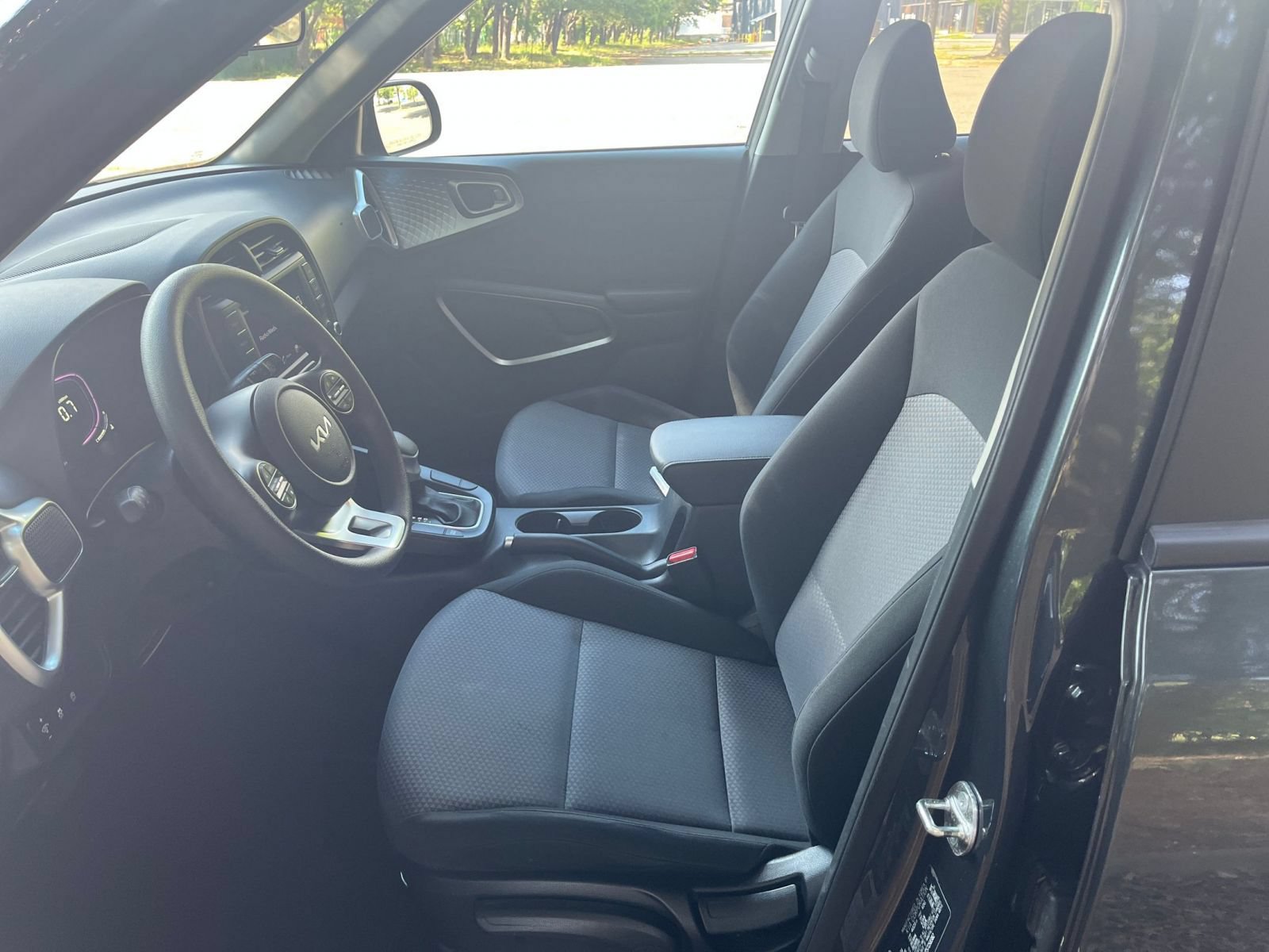 Used 2025 Kia Soul LX w/ LX Technology Package FWD image 23