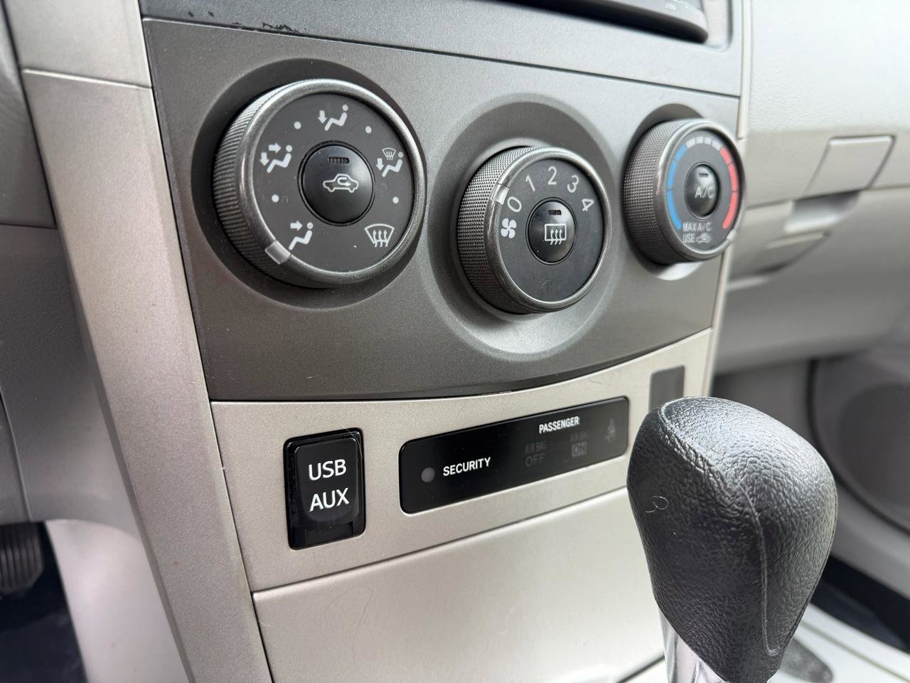 Used 2013 Toyota Corolla LE image 32