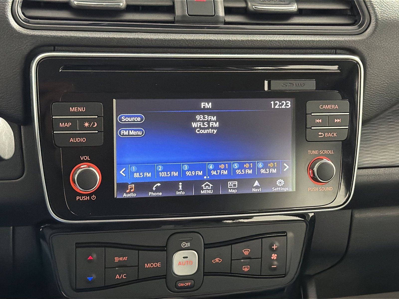 Used 2018 Nissan Leaf SL w/ SL Technology Package image 18