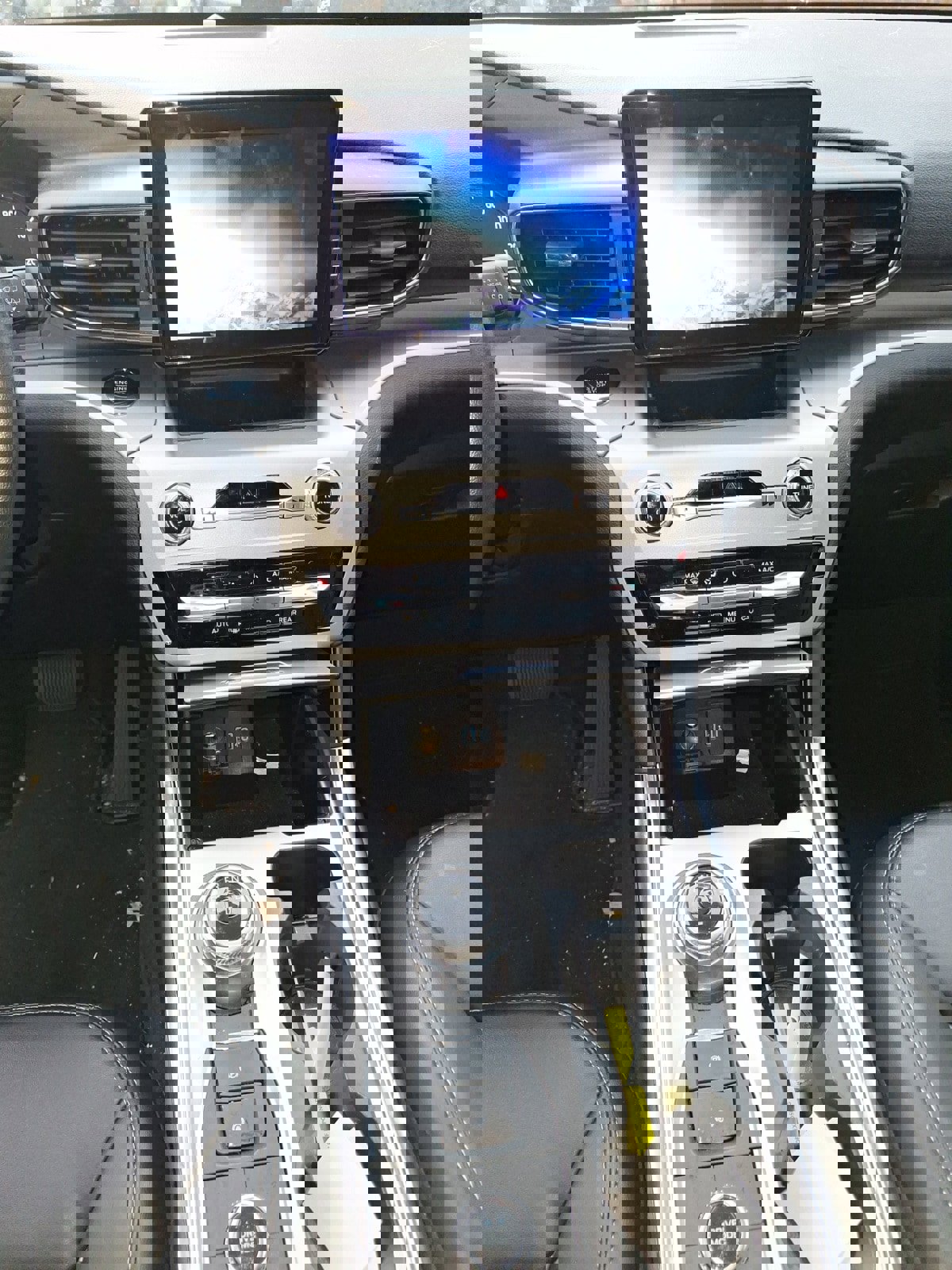 Used 2022 Ford Explorer XLT w/ Equipment Group 202A image 11